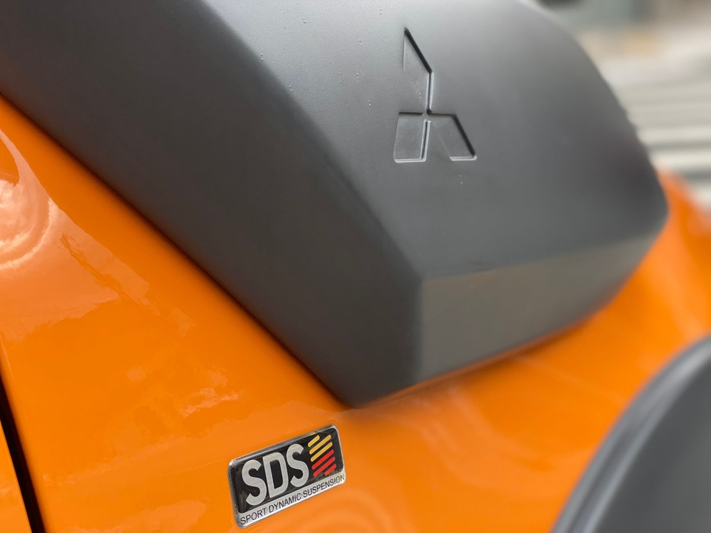 Mitsubishi L200 Triton Laranja