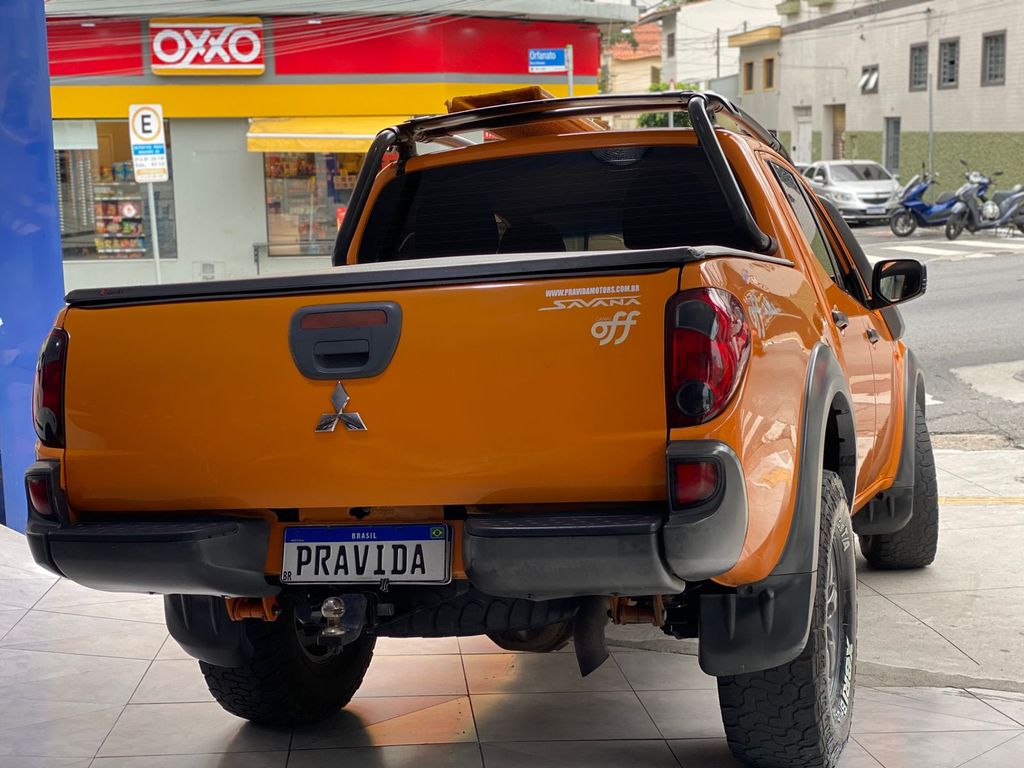 Mitsubishi L200 Triton Laranja