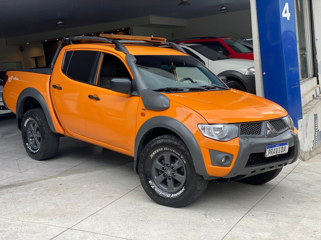 Mitsubishi L200 Triton Laranja