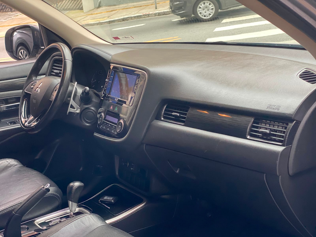 Mitsubishi Outlander Cinza