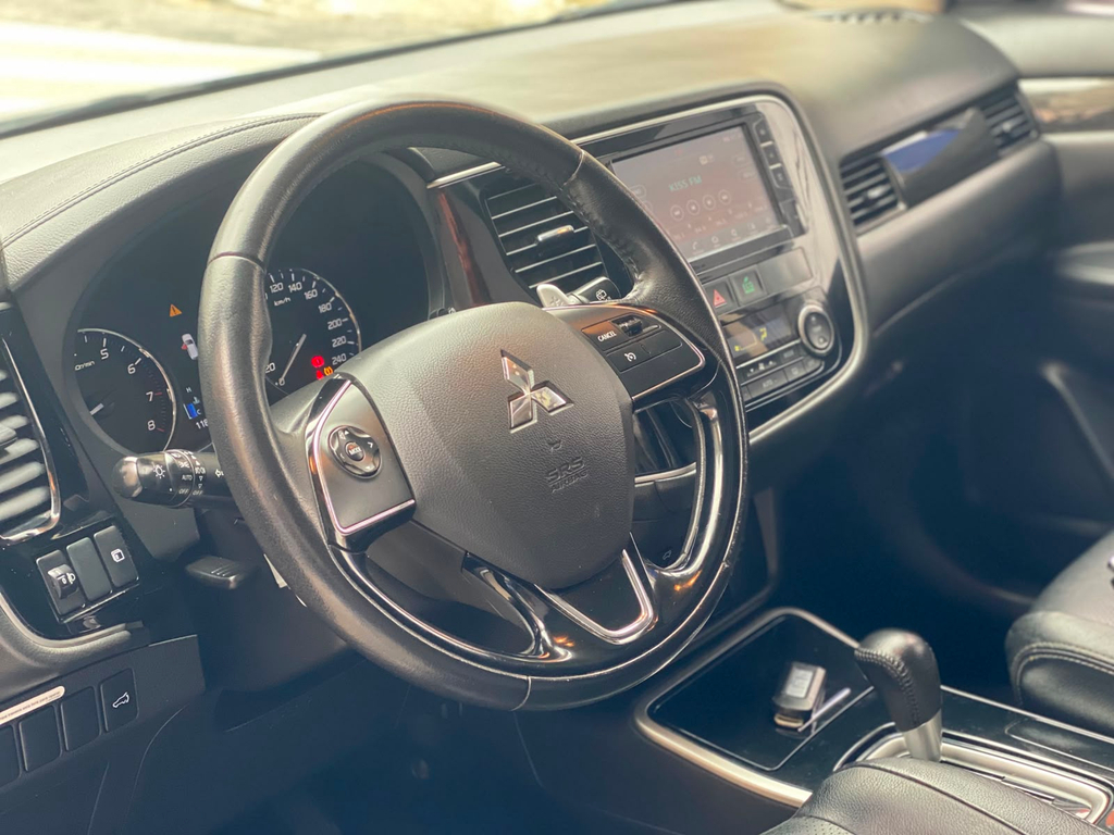 Mitsubishi Outlander Cinza