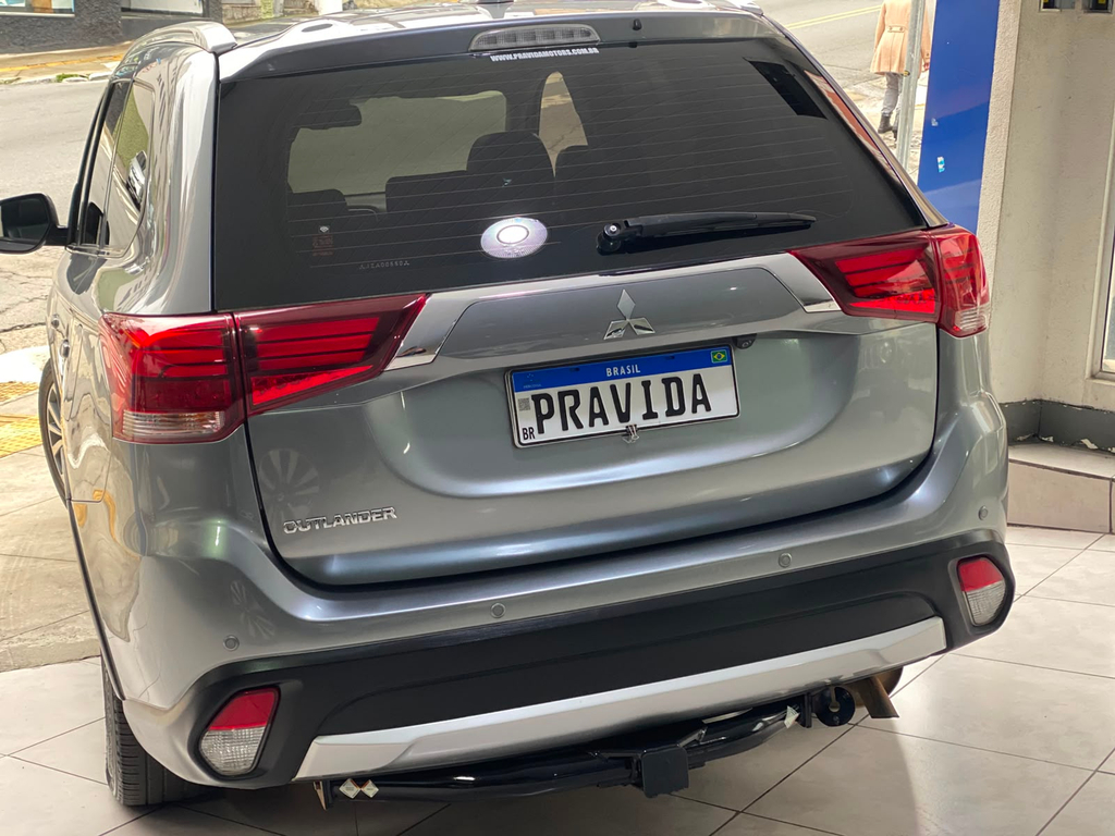 Mitsubishi Outlander Cinza