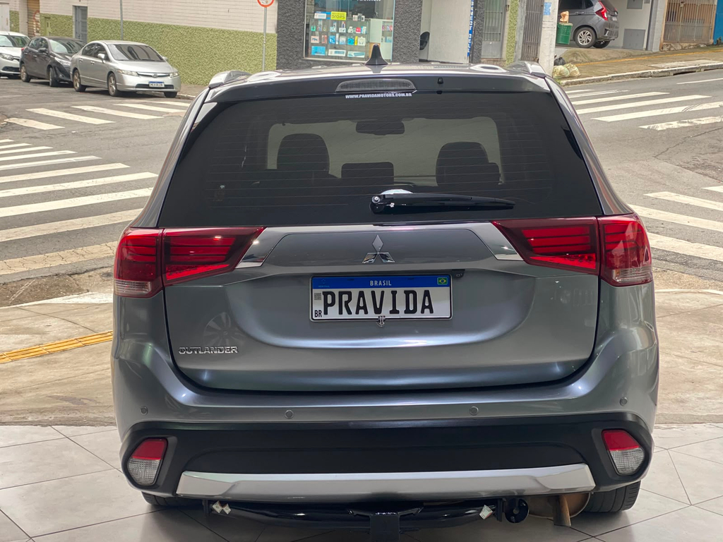 Mitsubishi Outlander Cinza