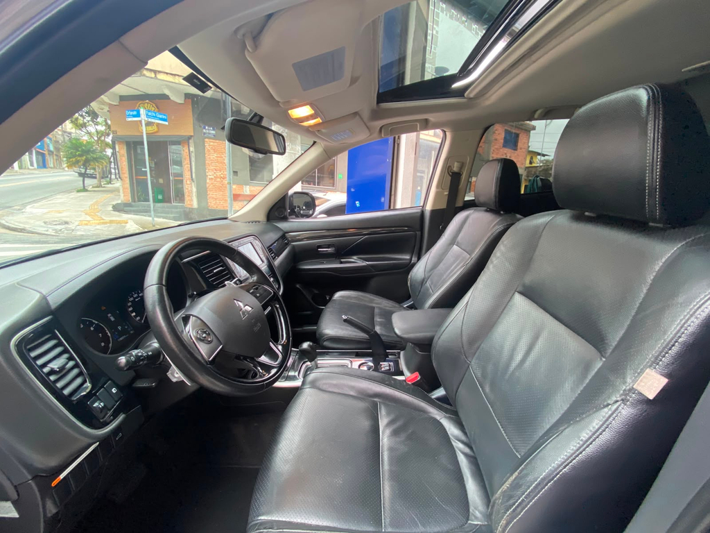 Mitsubishi Outlander Cinza