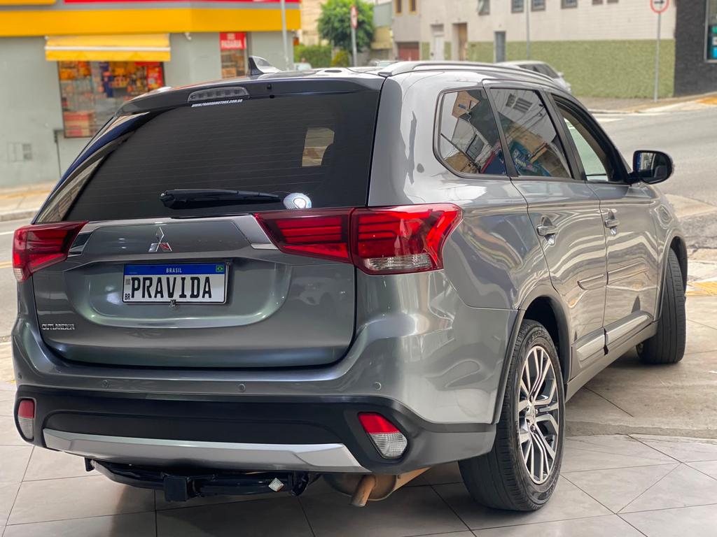 Mitsubishi Outlander Cinza