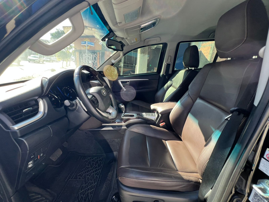Toyota Hilux SW4 Preto