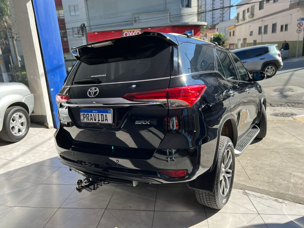 Toyota Hilux SW4 Preto