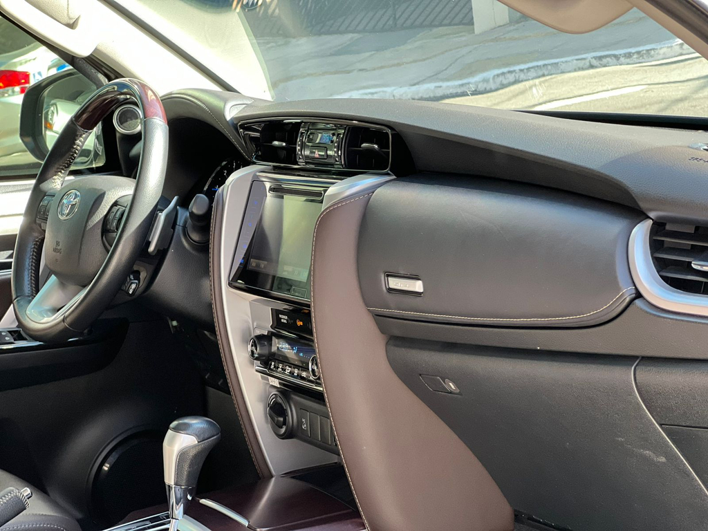 Toyota Hilux SW4 Preto