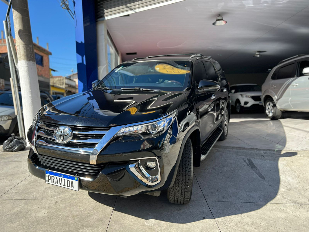 Toyota Hilux SW4 Preto