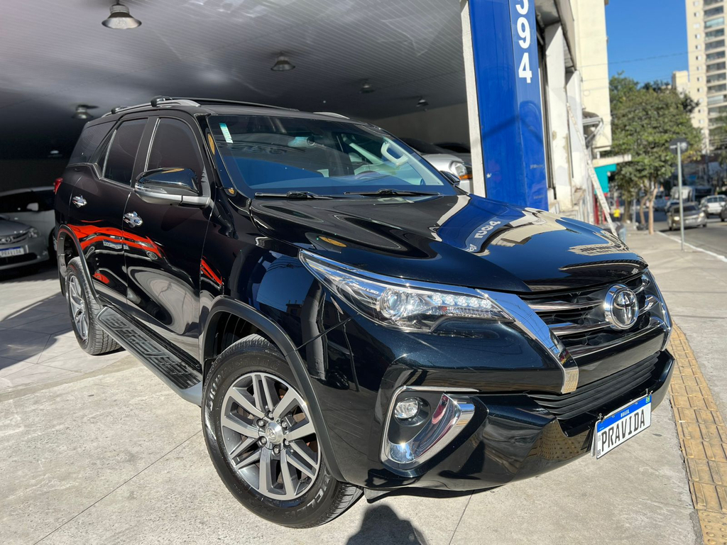 Toyota Hilux SW4 Preto