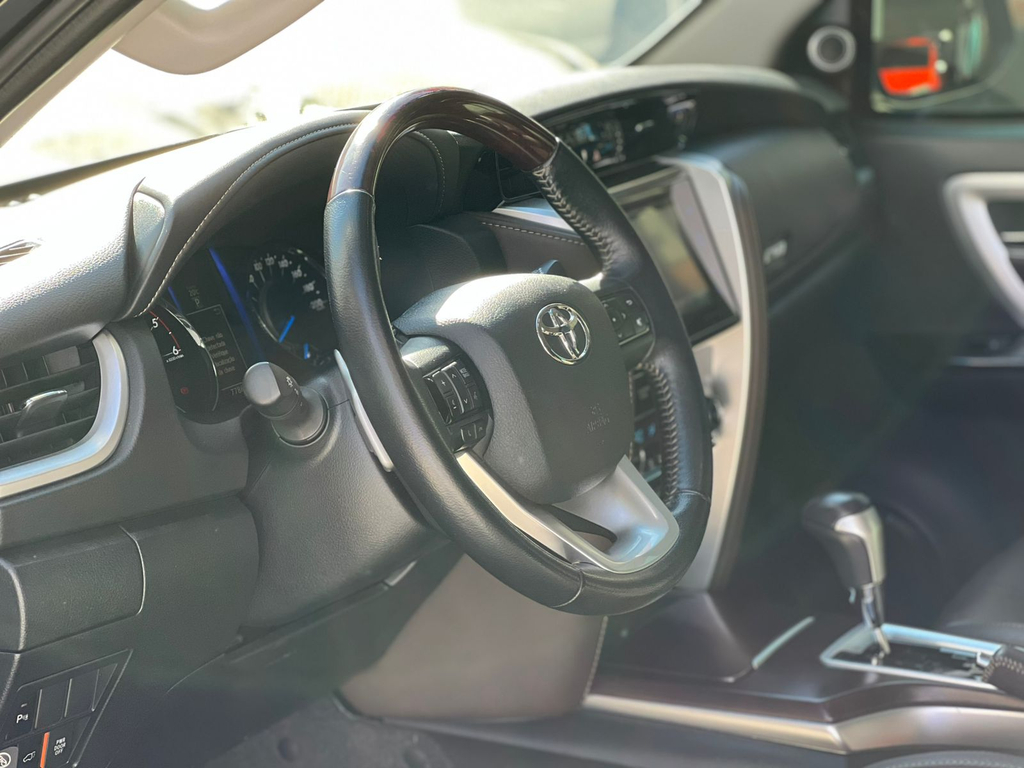 Toyota Hilux SW4 Preto