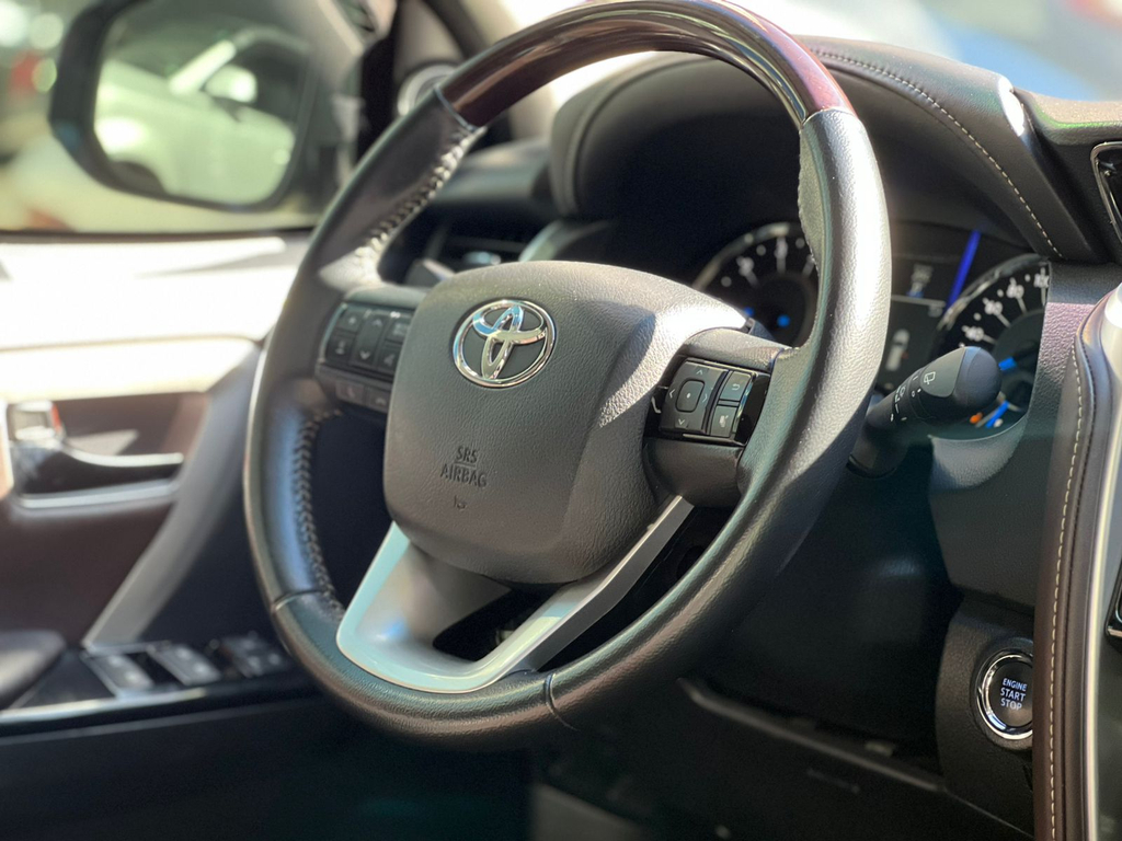 Toyota Hilux SW4 Preto