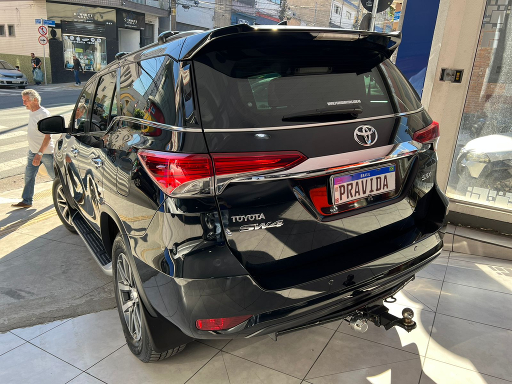 Toyota Hilux SW4 Preto