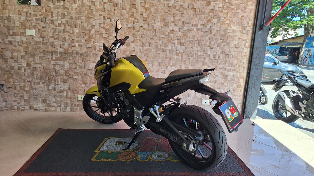 Honda CB 300F Dourado
