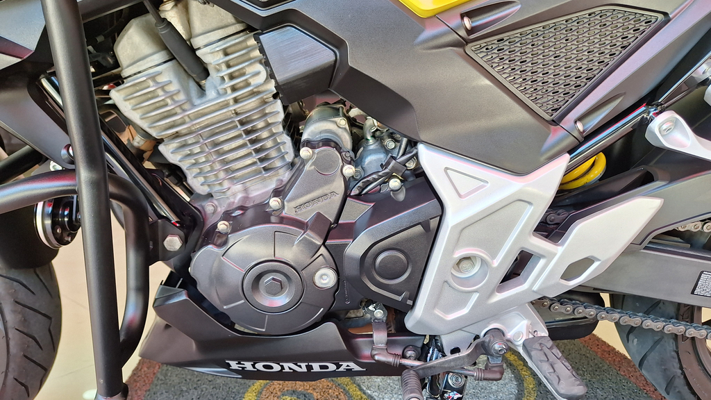 Honda CB 300F Dourado