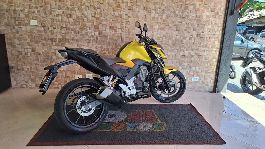 Honda CB 300F Dourado