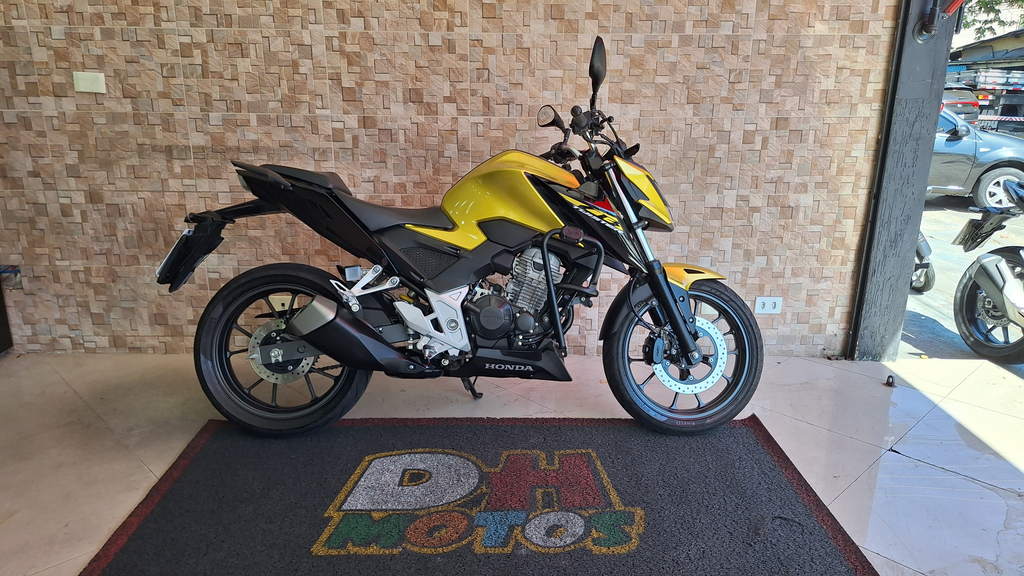 Honda CB 300F Dourado