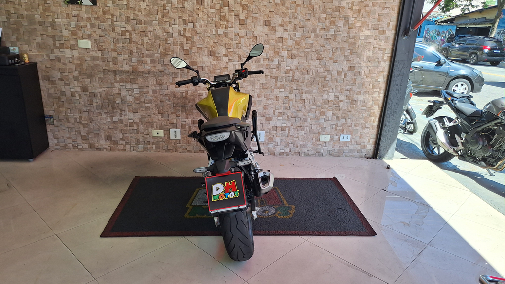 Honda CB 300F Dourado