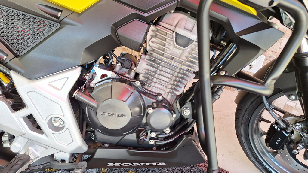 Honda CB 300F Dourado