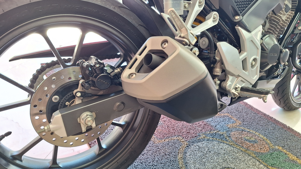 Honda CB 300F Dourado