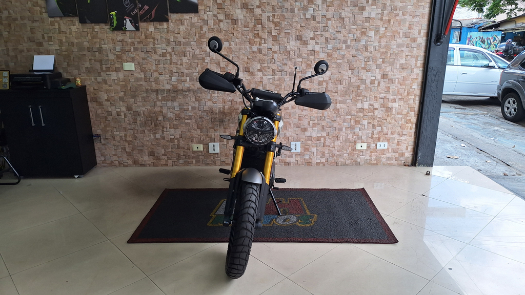 Triumph SCRAMBLER Verde