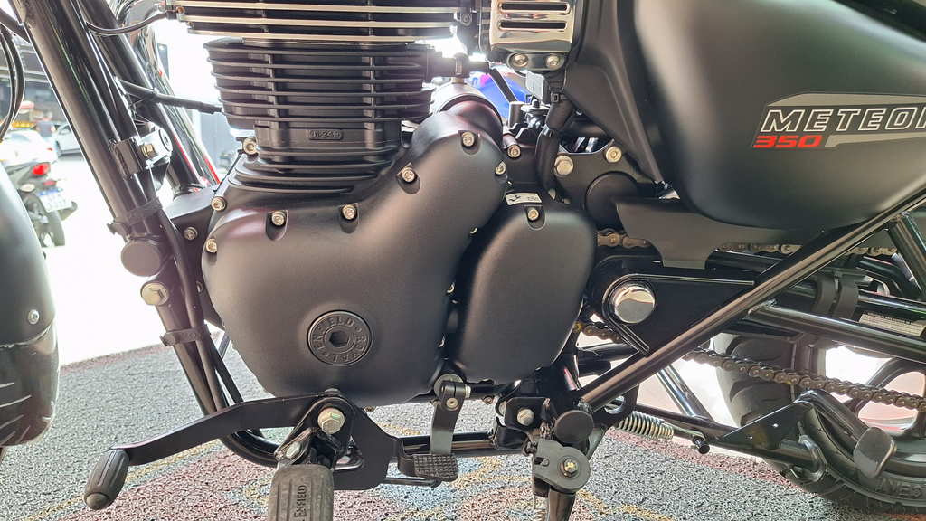 Royal Enfield Meteor Preto