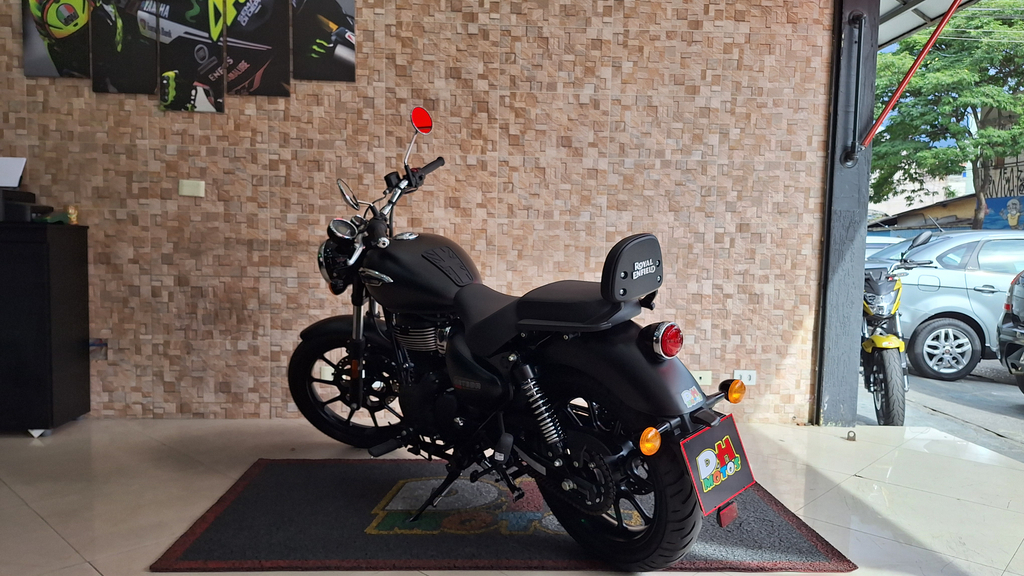 Royal Enfield Meteor Preto