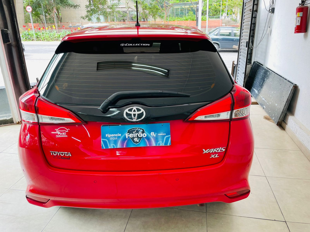 Toyota Yaris Hatch Vermelho