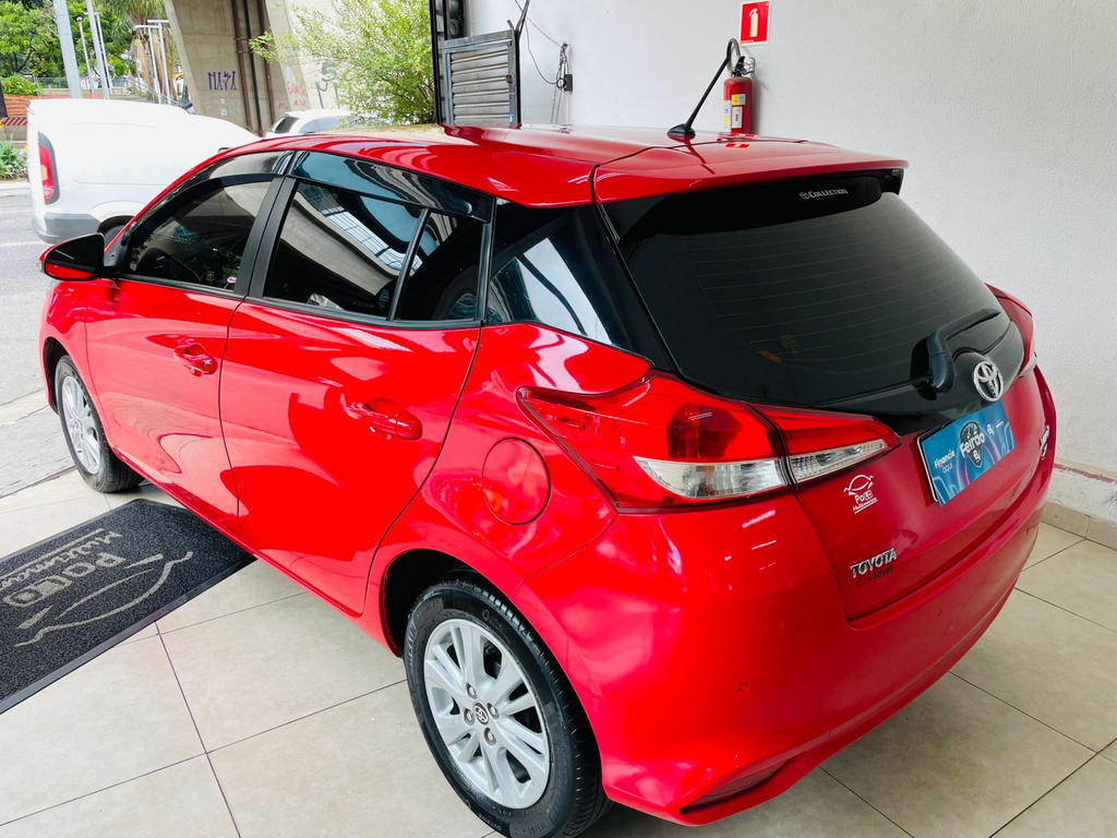 Toyota Yaris Hatch Vermelho