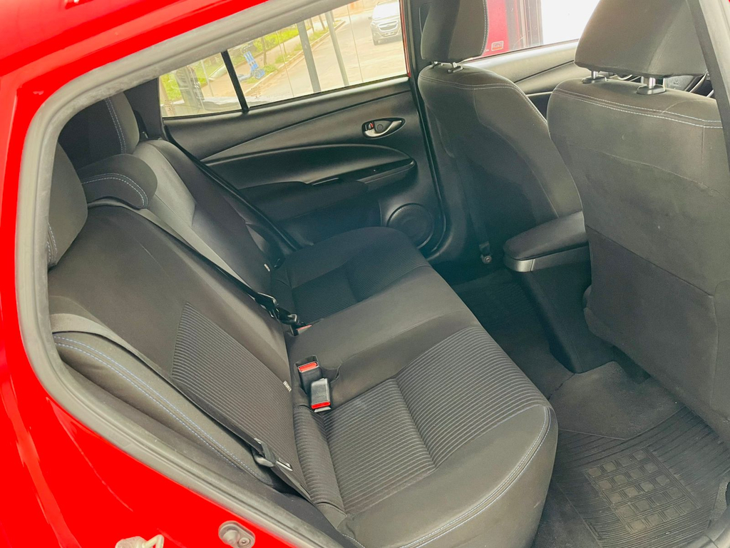 Toyota Yaris Hatch Vermelho