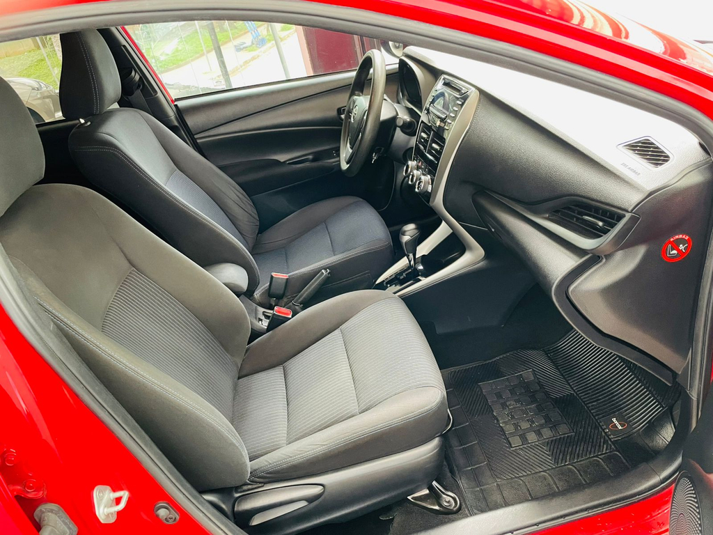 Toyota Yaris Hatch Vermelho