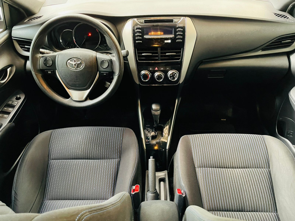 Toyota Yaris Hatch Vermelho