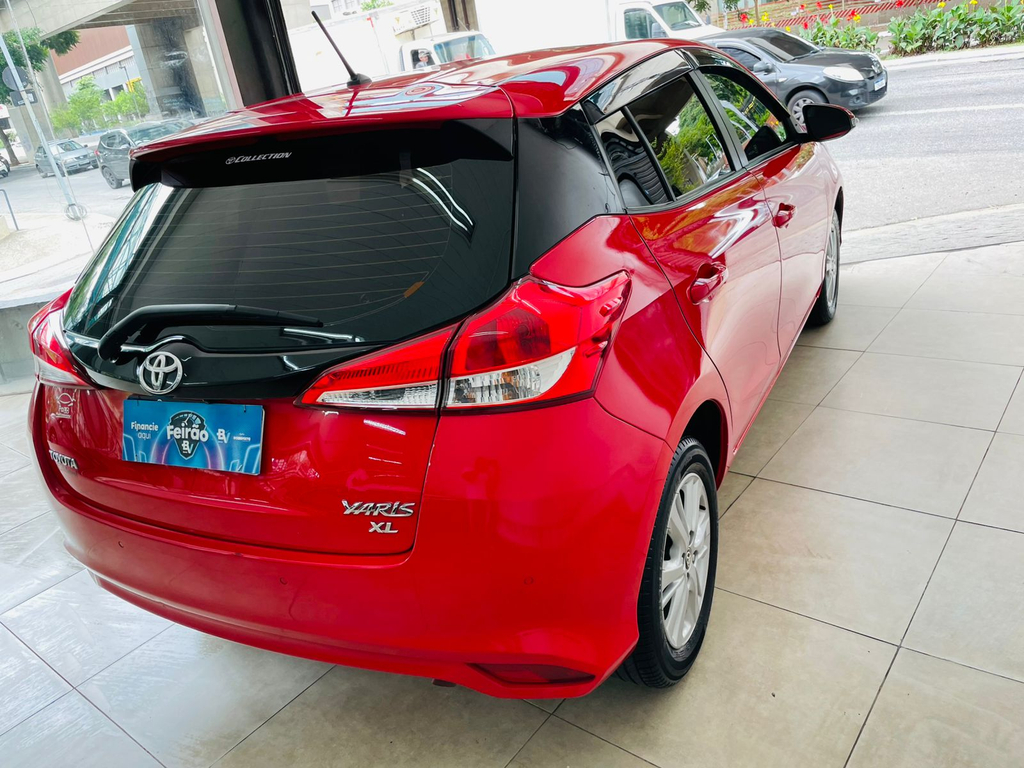 Toyota Yaris Hatch Vermelho