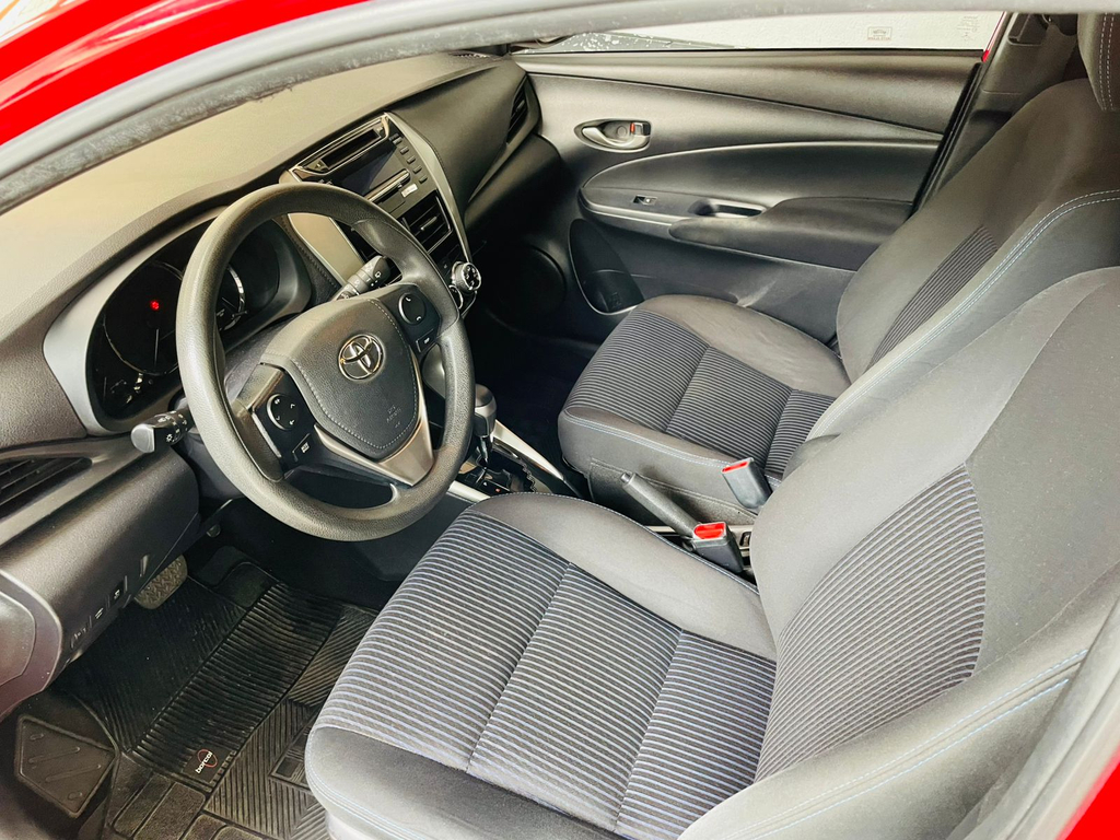 Toyota Yaris Hatch Vermelho