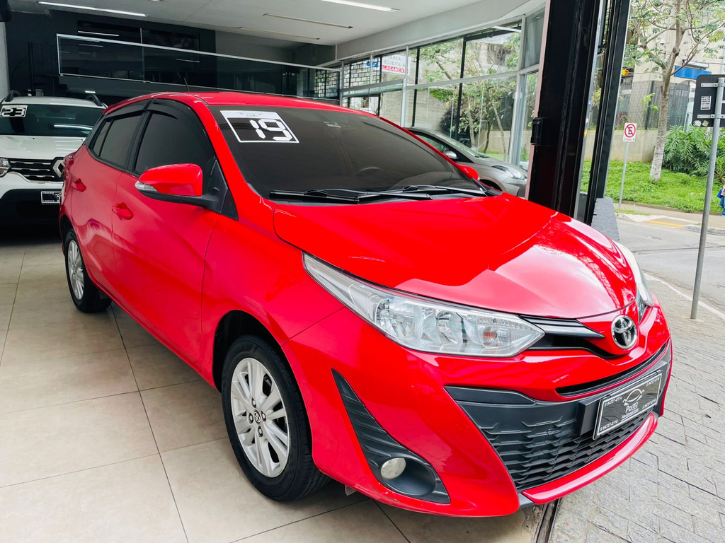 Toyota Yaris Hatch Vermelho
