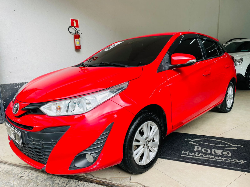 Toyota Yaris Hatch Vermelho