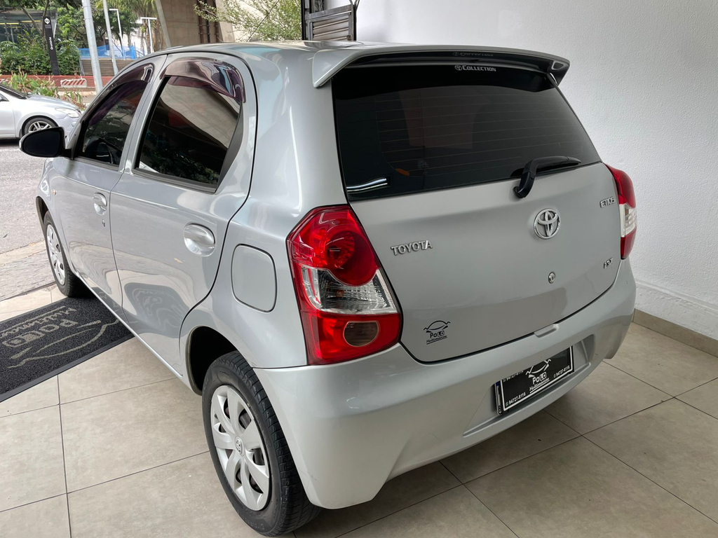 Toyota Etios Hatch Prata