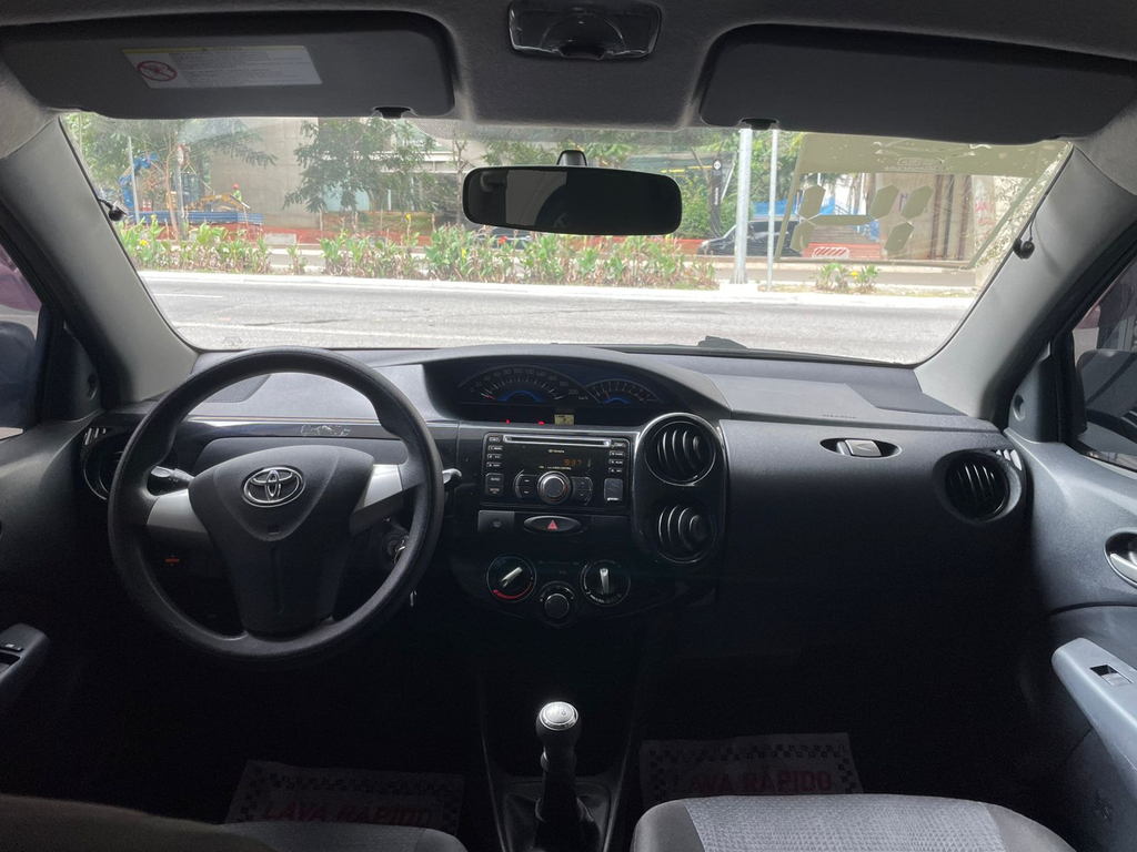 Toyota Etios Hatch Prata