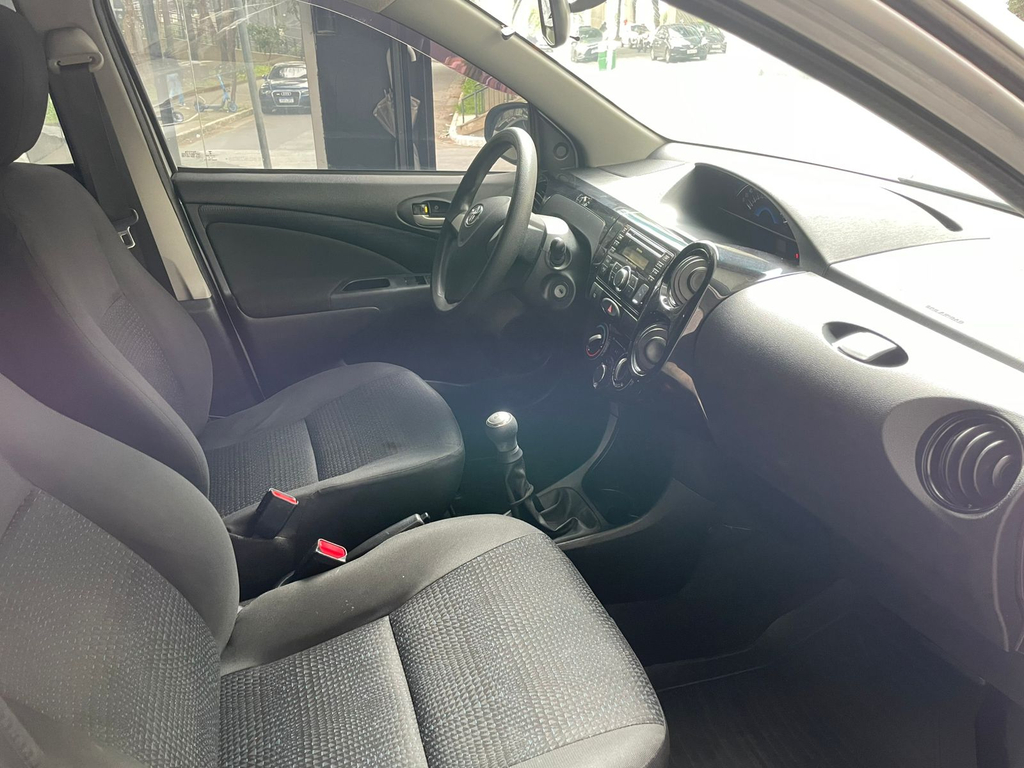 Toyota Etios Hatch Prata