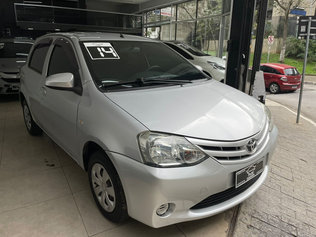 Toyota Etios Hatch Prata