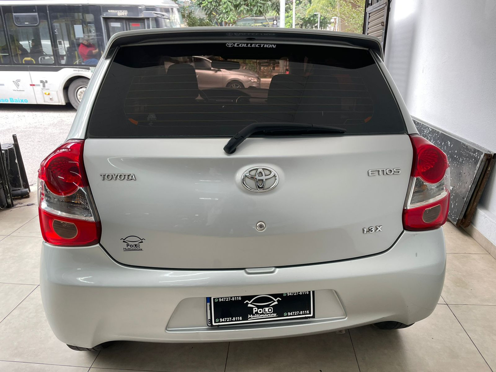 Toyota Etios Hatch Prata