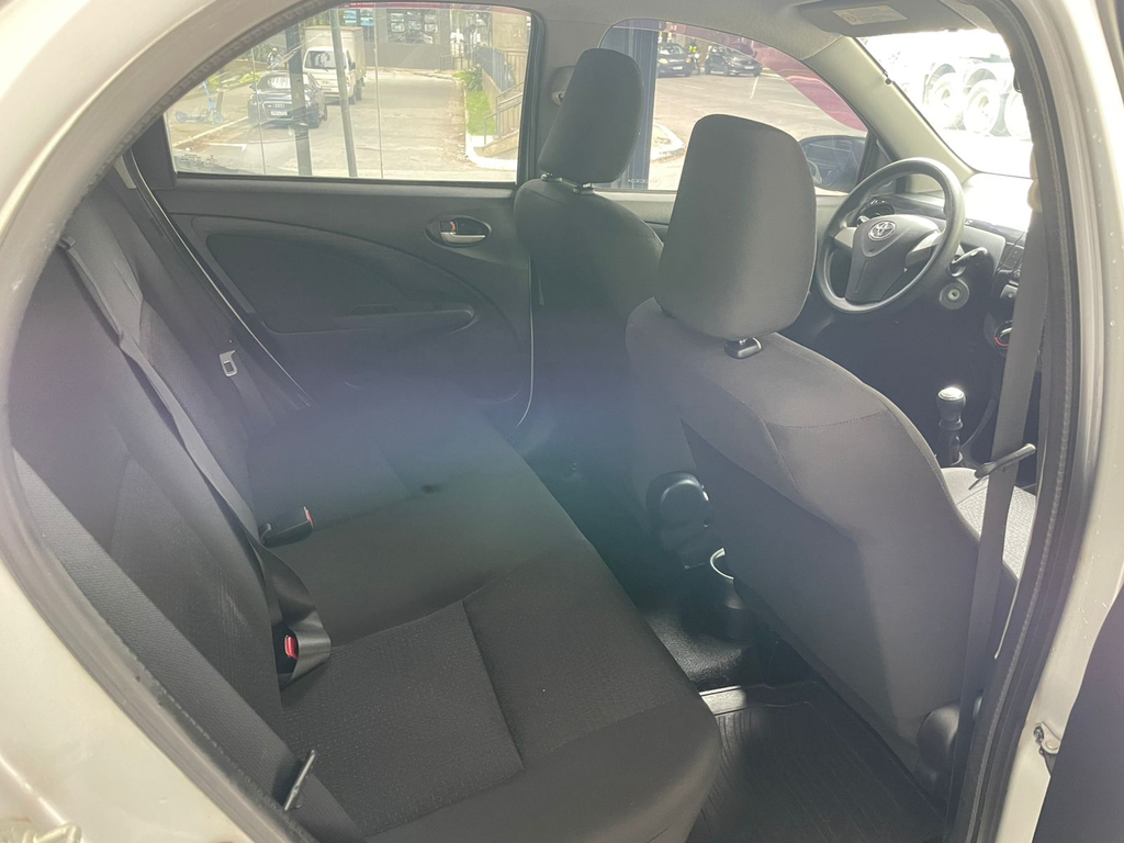 Toyota Etios Hatch Prata