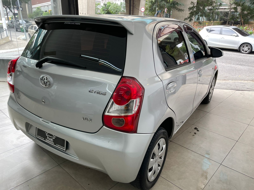 Toyota Etios Hatch Prata