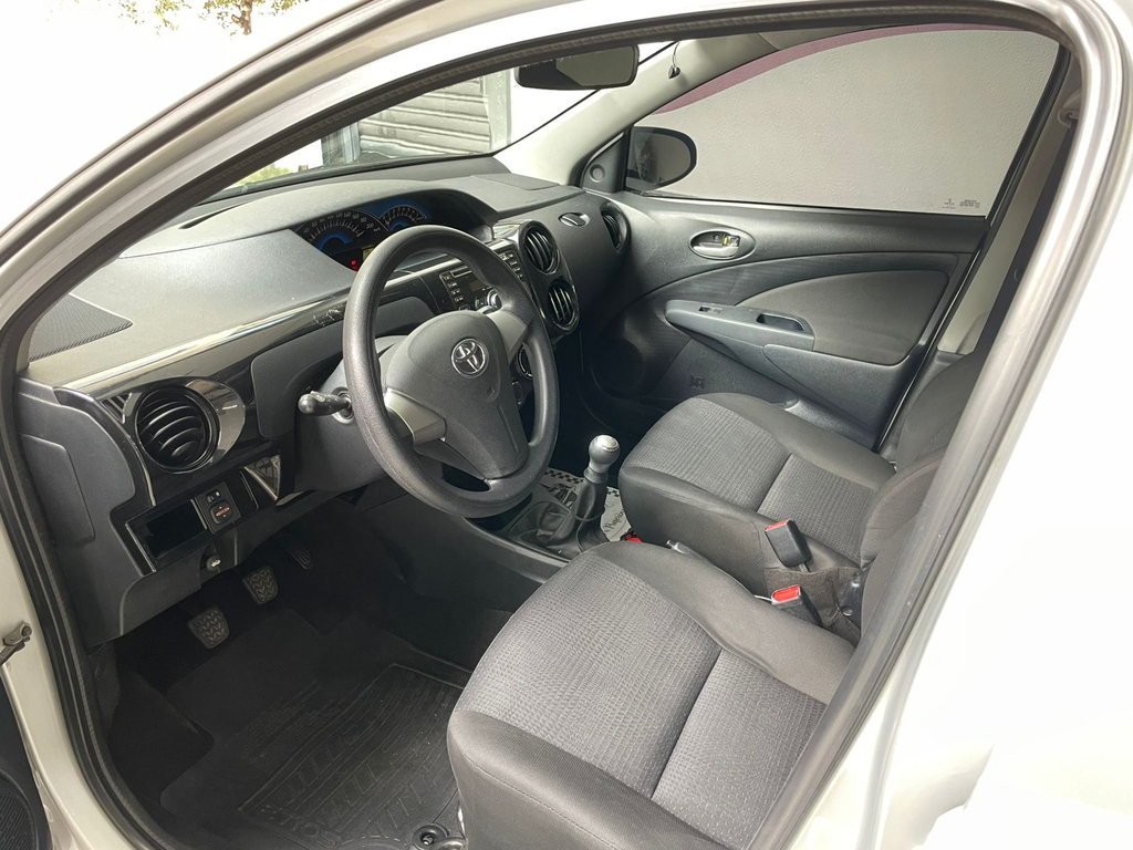 Toyota Etios Hatch Prata