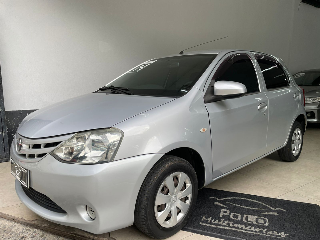 Toyota Etios Hatch Prata