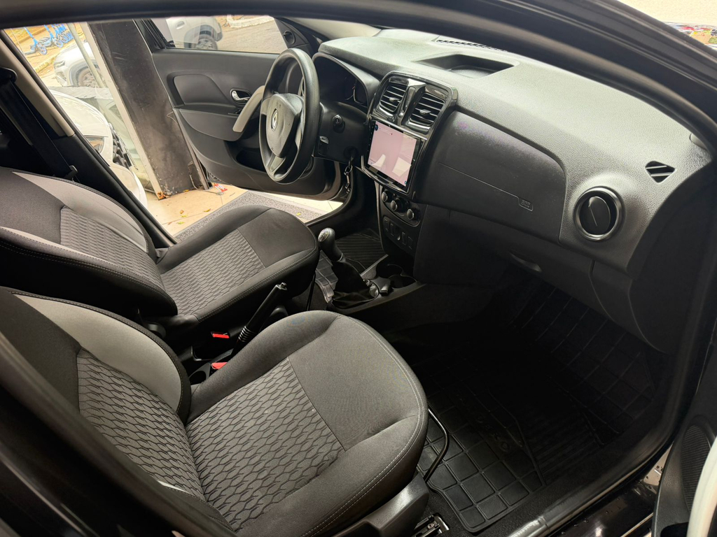 Renault Sandero Preto