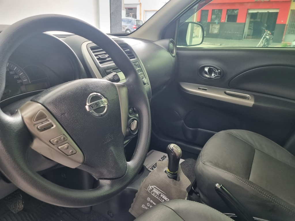 Nissan March Preto