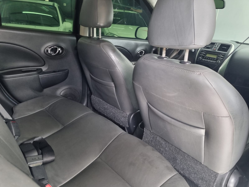 Nissan March Preto