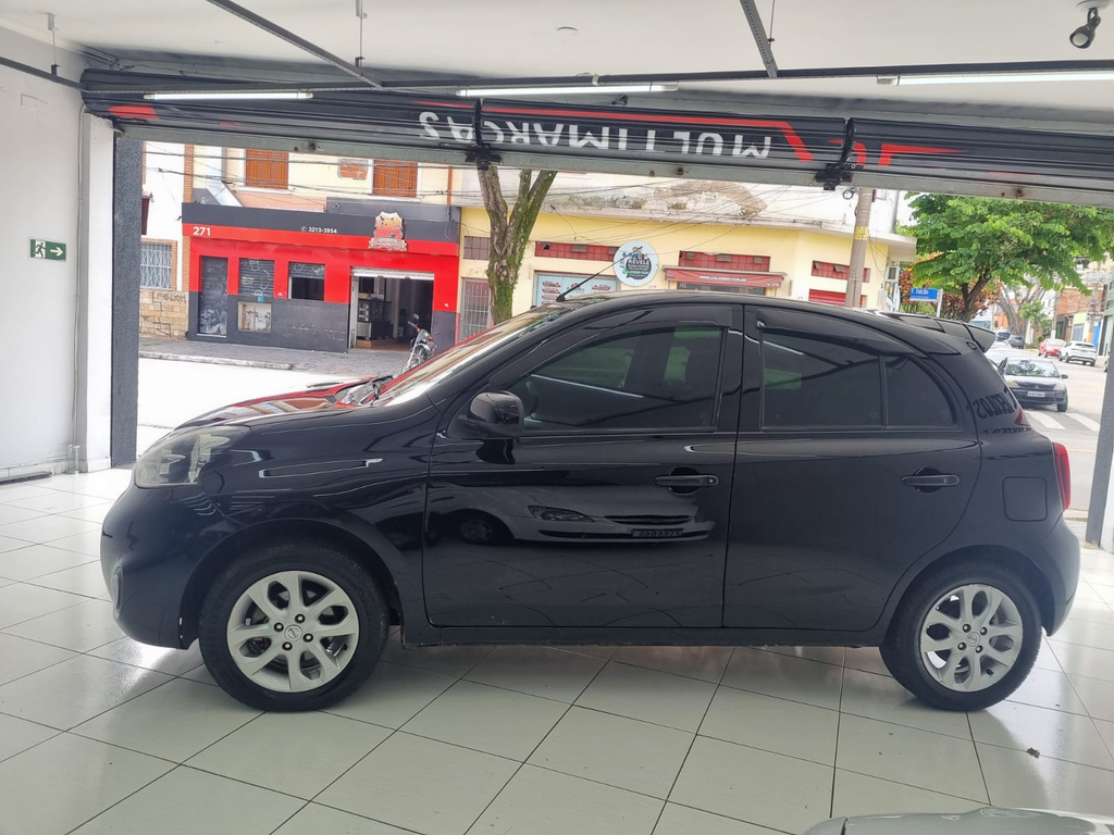 Nissan March Preto
