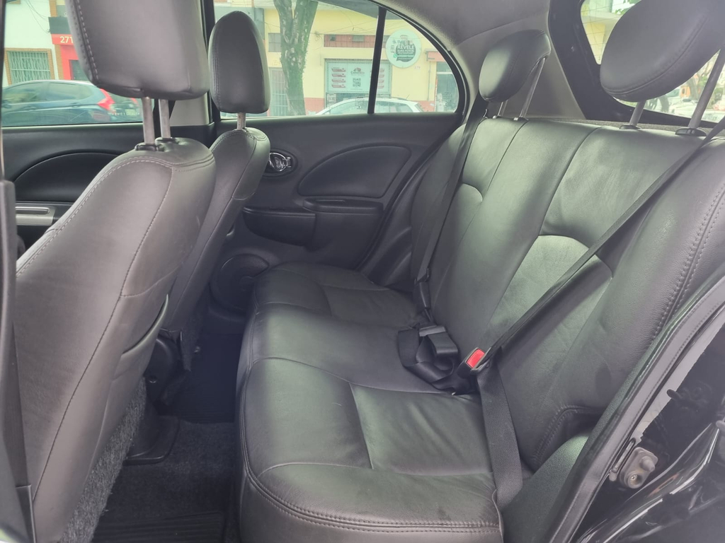 Nissan March Preto